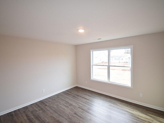 5th image of 221 Hartfield Ln