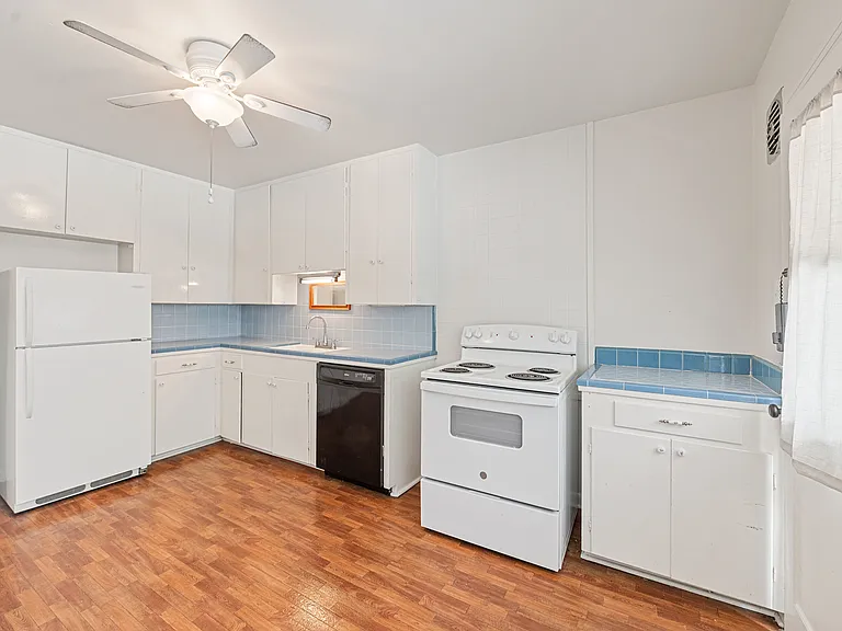 417 W Gramercy Pl #1 — Photo 2