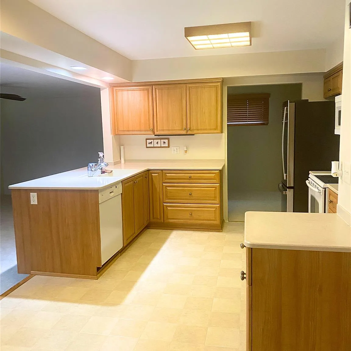 4 bed, 1.5 bath, 1800 sqft, $2,750 — Photo 3