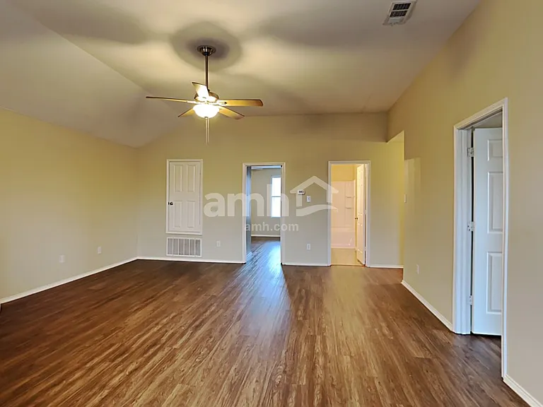 1100 Oakbrook St — Photo 12