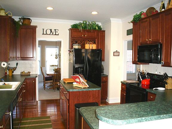 Groumet Kitchen & Breakfast Area with Bay Window & Hardwood Floors