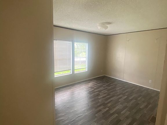 4th image of 320 Willett Ln