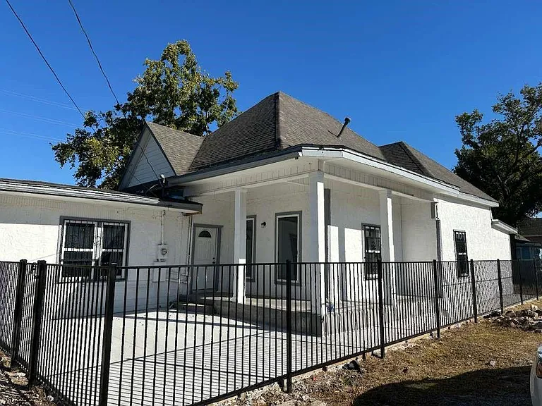 1912 Gentry St — Photo 4