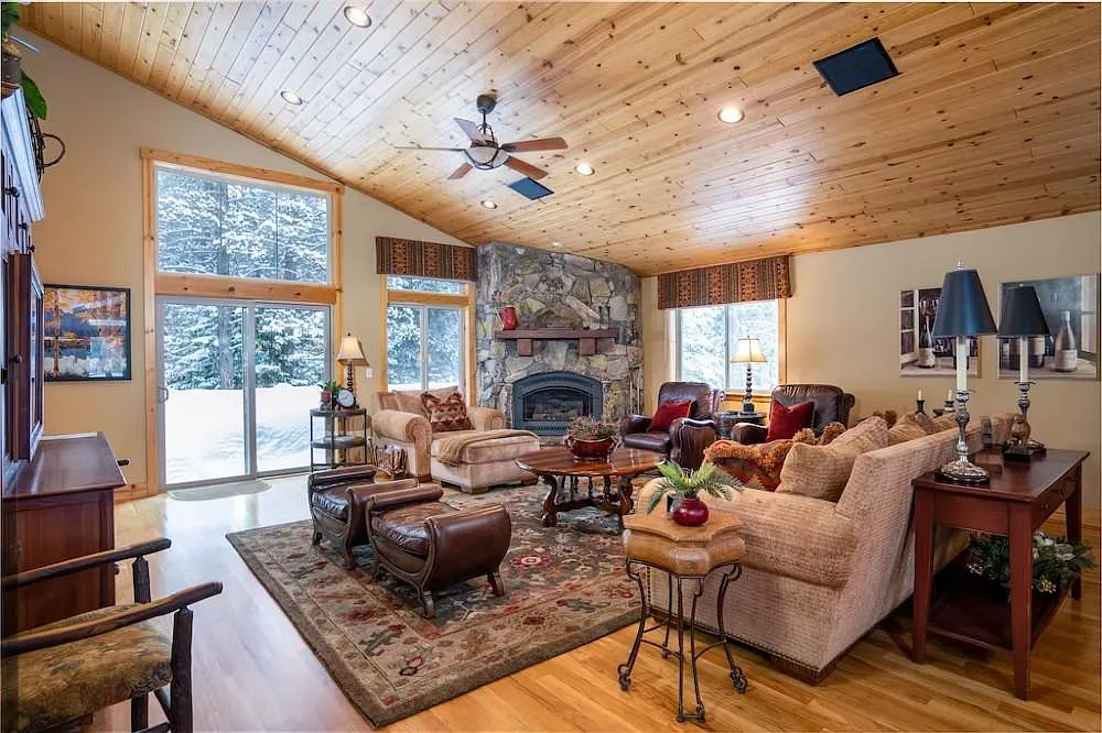 4 bed, 3018 sqft, $7,200 — Photo 3