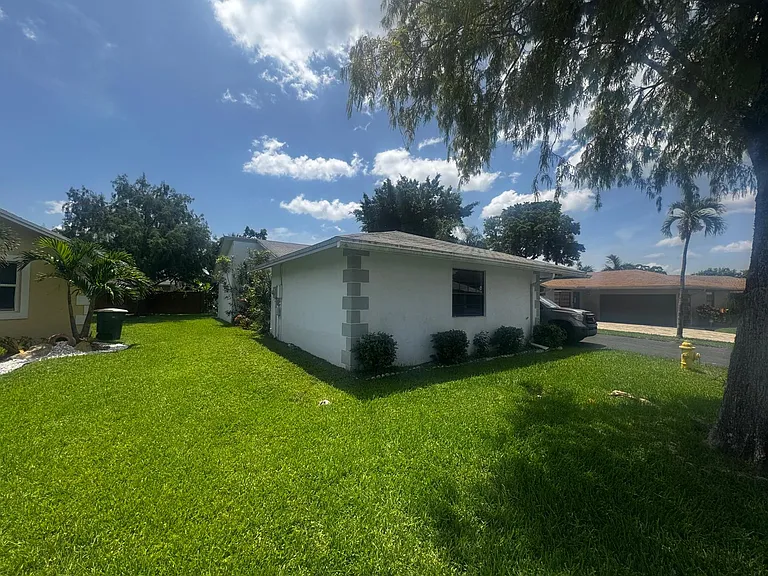 8848 NW 76th Ct — Photo 3