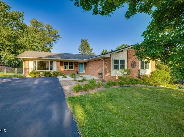 1802 Fairway Dr, Johnson City, TN 37601