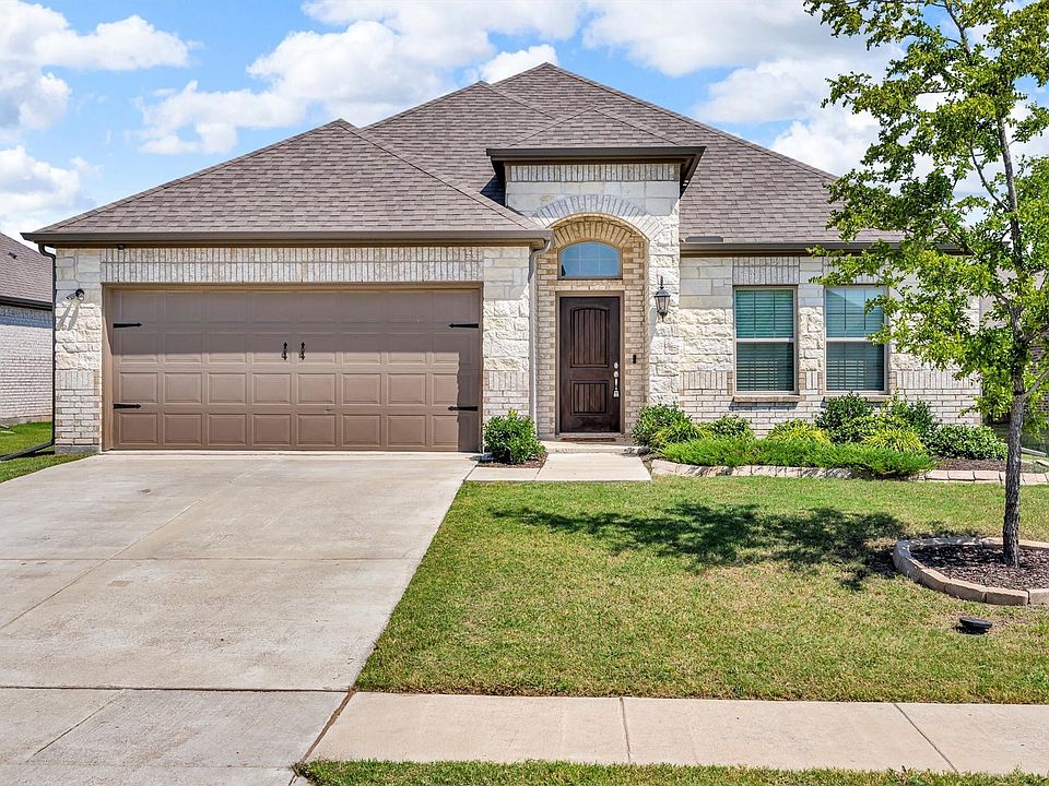 1st image of 693 Navasota Dr