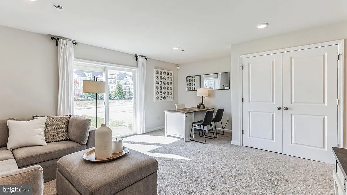 3 bed, 2.5 bath, 1969 sqft, $3,200 — Photo 1
