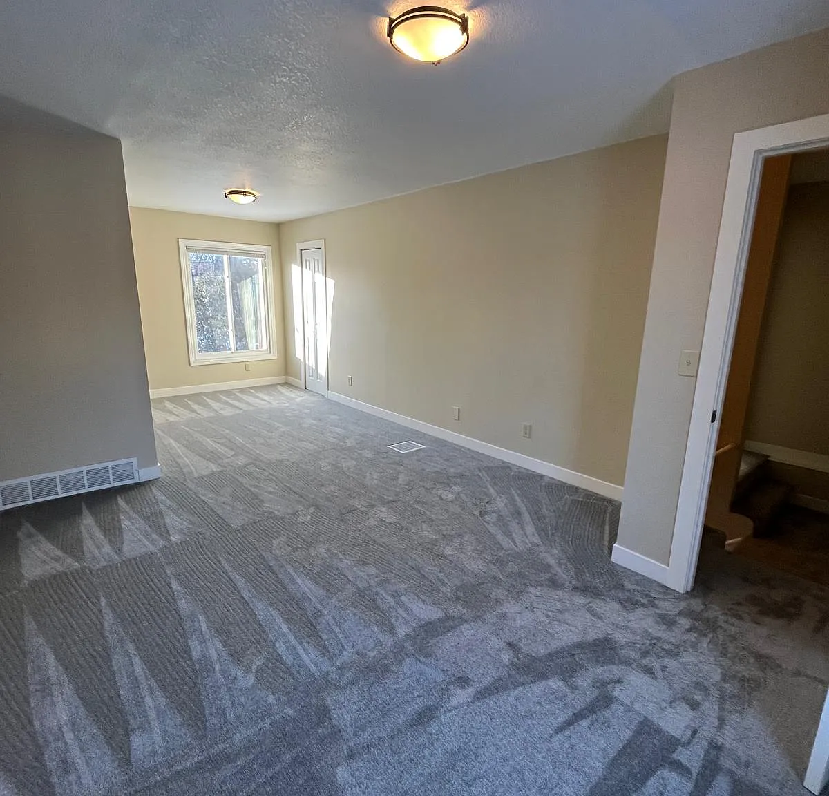 4 bed, 2200 sqft, $3,100 — Photo 3