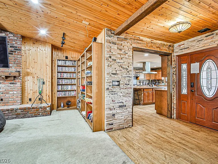 4674 Saddle Pl — Photo 3