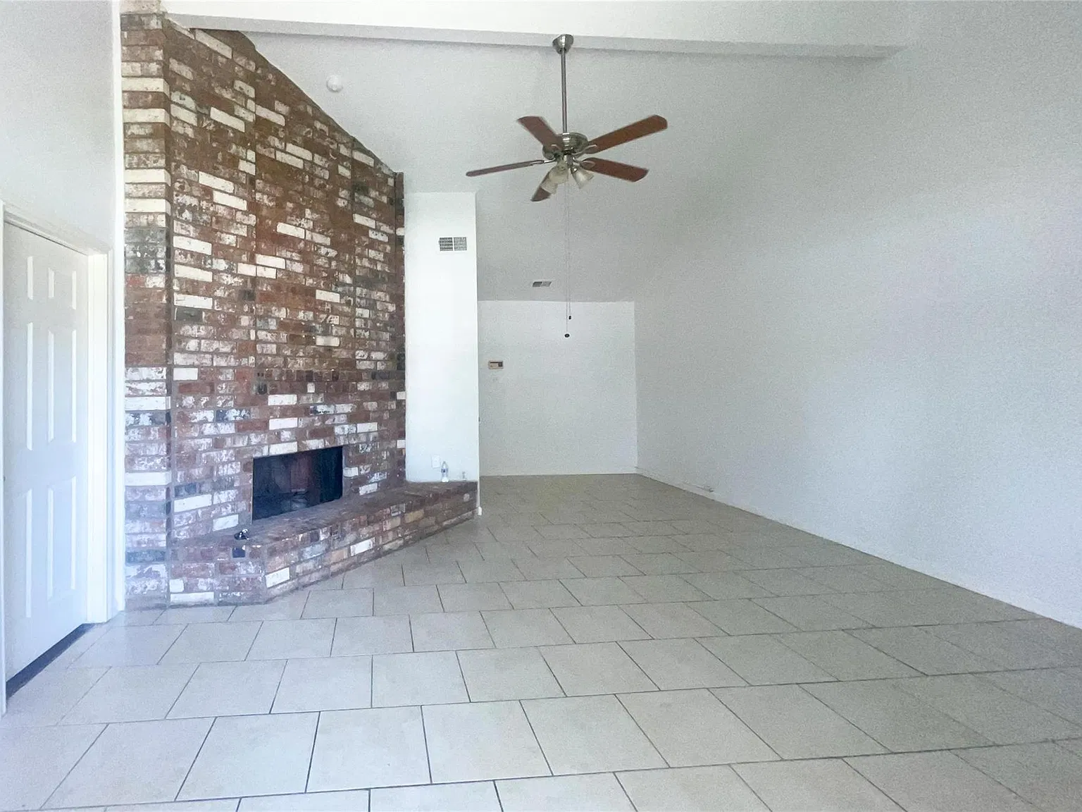3 bed, 2.0 bath, 1296 sqft, $1,685 — Photo 2