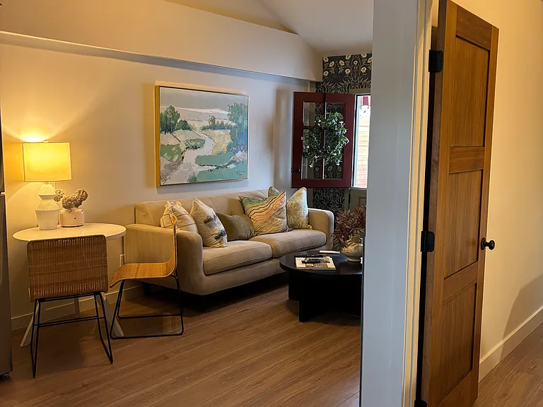 528 E Palmyra Ave — Photo 10