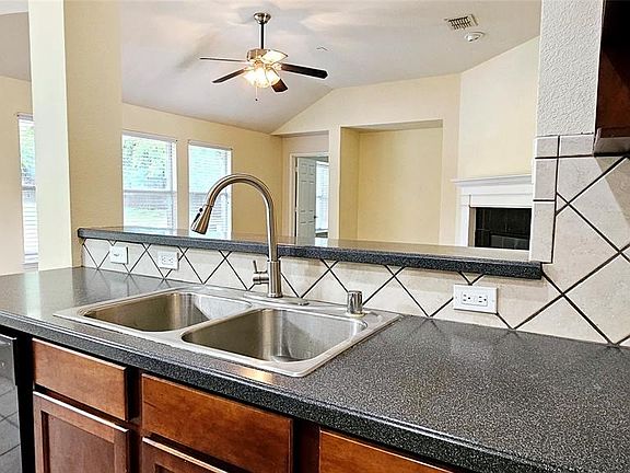 4th image of 140 Wooded Creek Dr