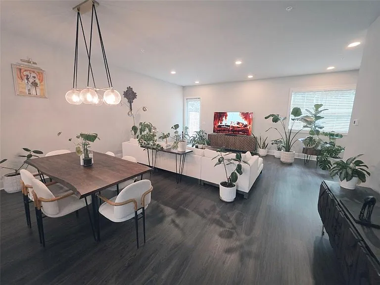 8020 Linfield Way — Photo 10