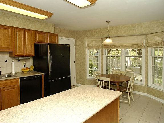 Bay window, eat-in area, Sile Stone countertops, great cab space, tile floor