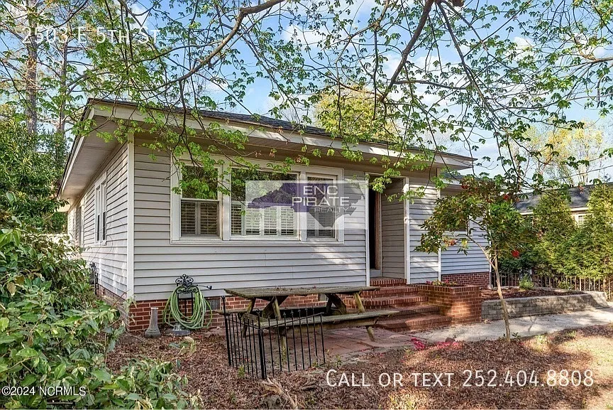 3 bed, $2,400 — Photo 4