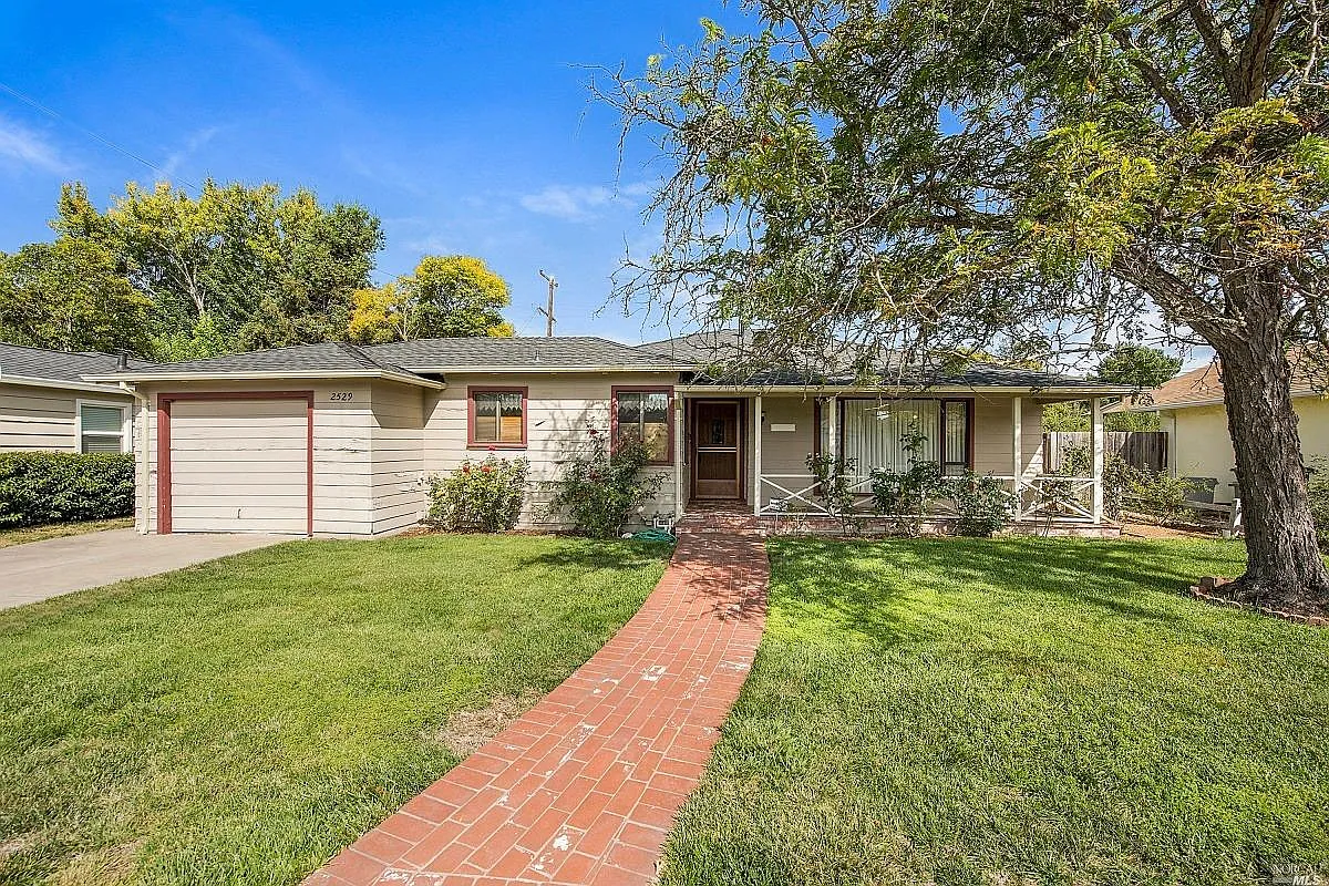 2529 Valley Center Dr photo 1