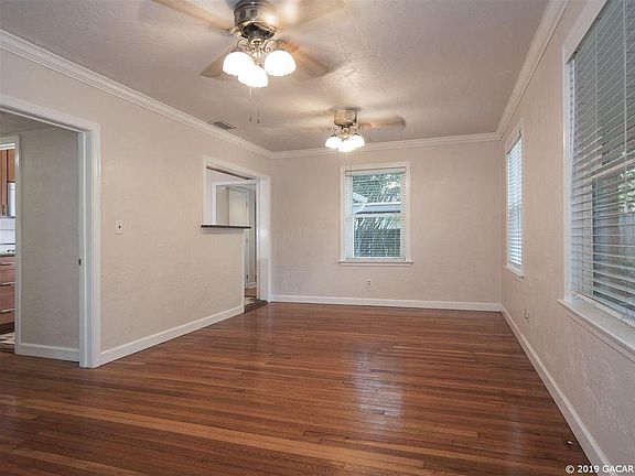 Living room / dining area