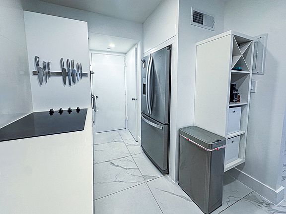 4th image of 1000 West Ave APT 404