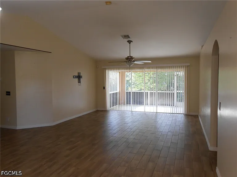 1221 Belair St E — Photo 2