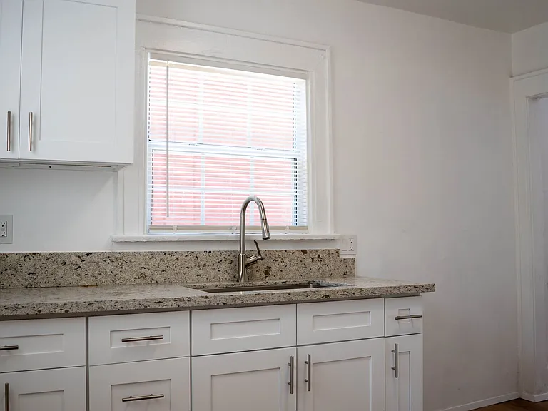 1252 E Broadway — Photo 7