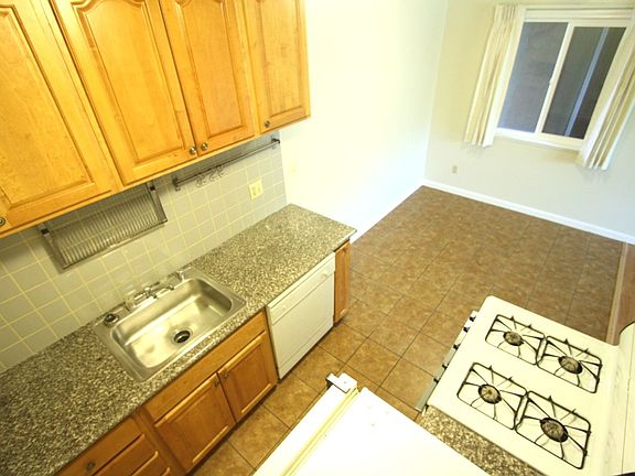4th image of 634 Oakland Ave #12
