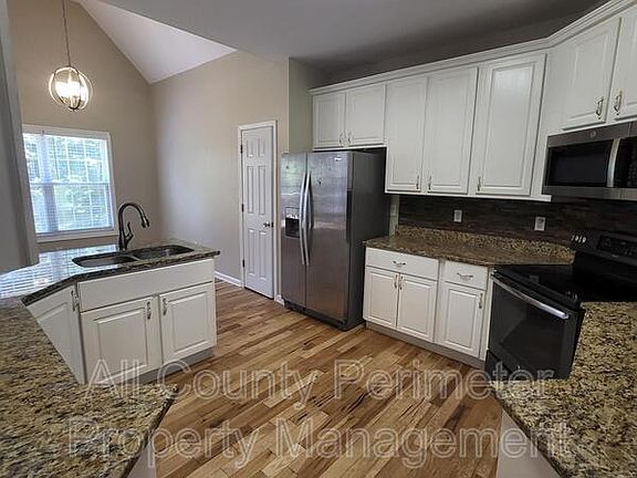 5th image of 3165 Thorneridge Trl