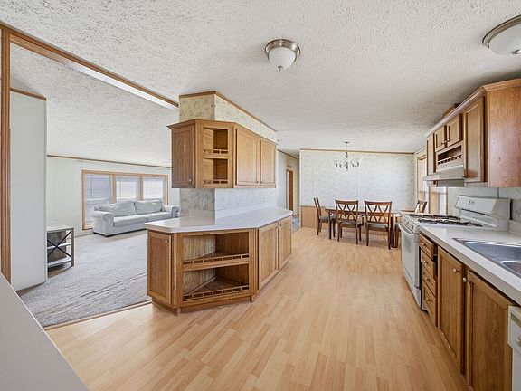 4th image of 2295 Iris Ave