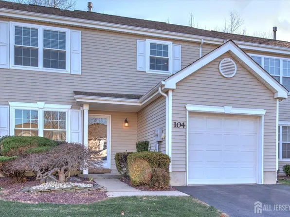 104 Aspen Ln, Freehold, NJ 07728