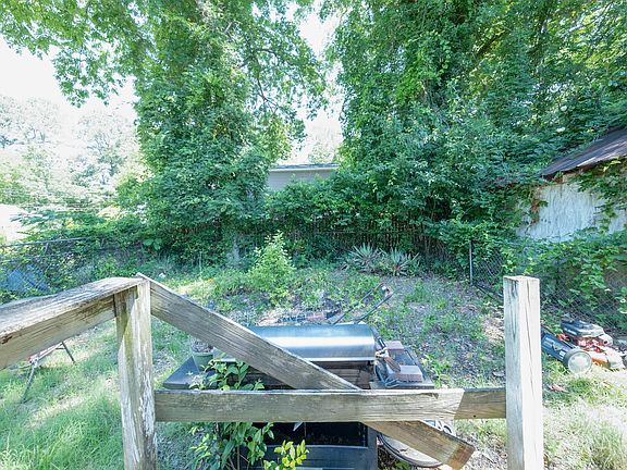 2nd image of 603 Simmons St