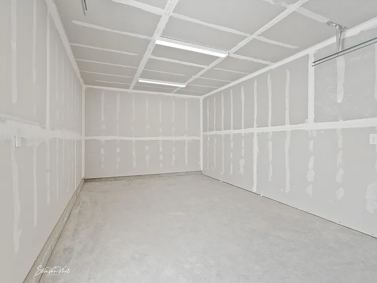 984 E Lander St — Photo 10