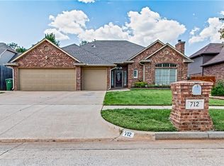712 Villa Ave, Yukon, OK 73099