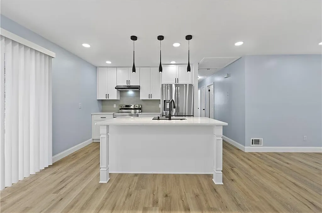 4 bed, 1196 sqft, $3,700 — Photo 1