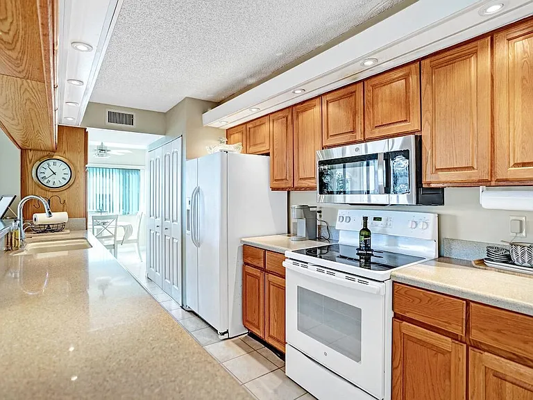 107 Half Moon Cir #H1 — Photo 12