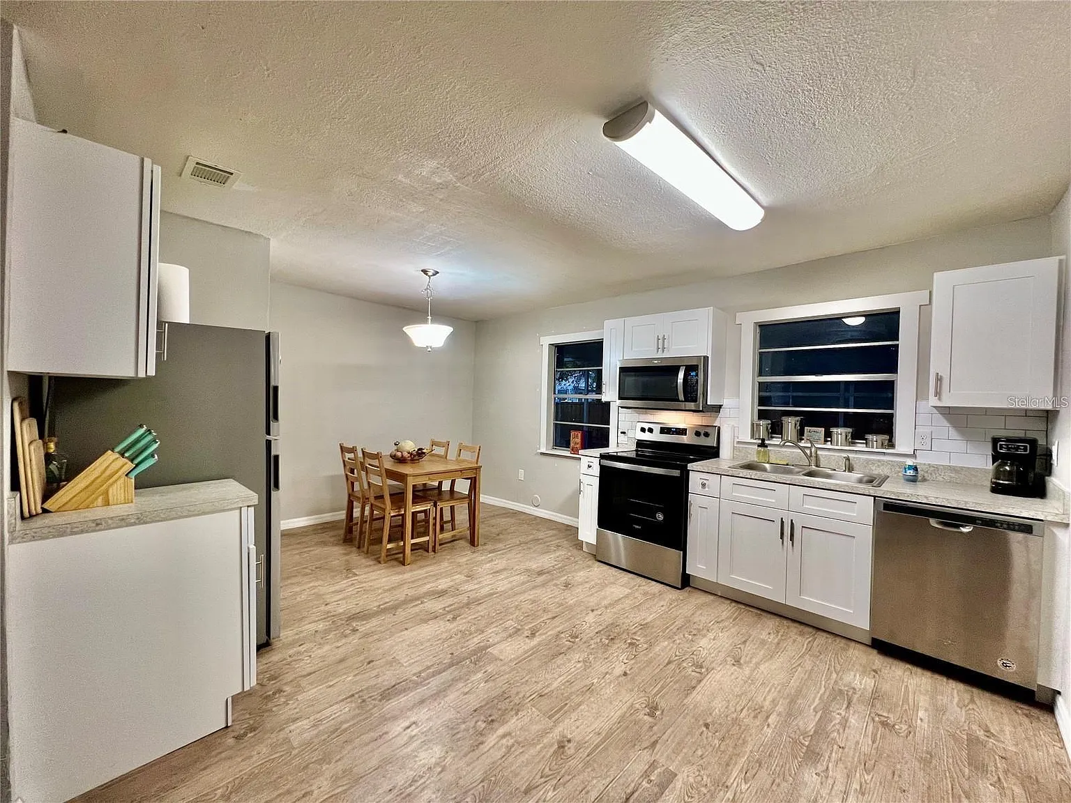 2 bed, 850 sqft, $1,599 — Photo 2
