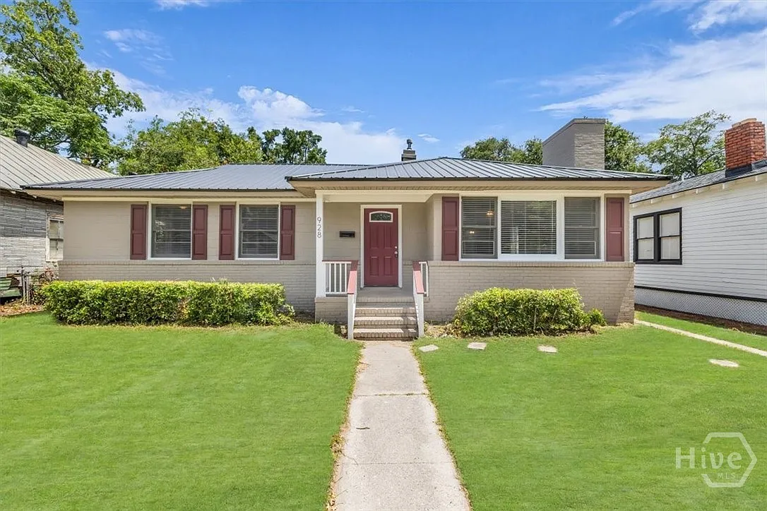 3 bed, 1.5 bath, 1400 sqft, $2,000 — Photo 1
