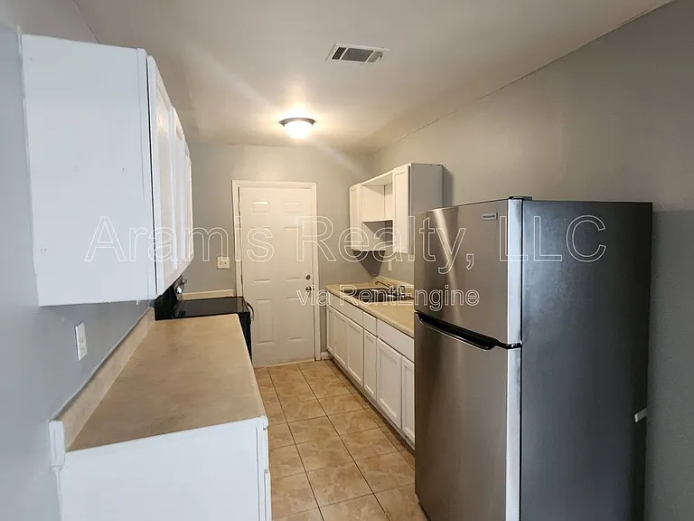 248 Rosser St SW — Photo 3