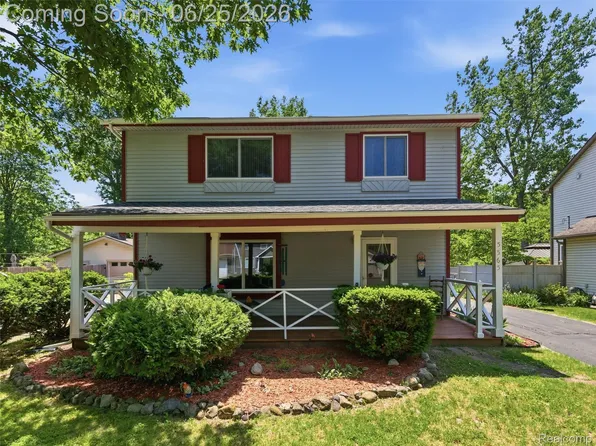 5565 Crescent Rd, Waterford, MI 48327