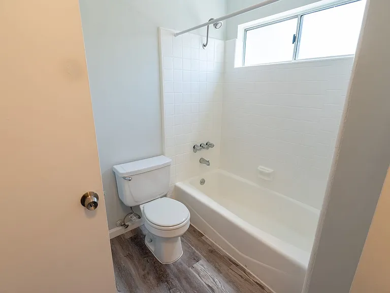 1635 North Martel Avenue — Photo 11