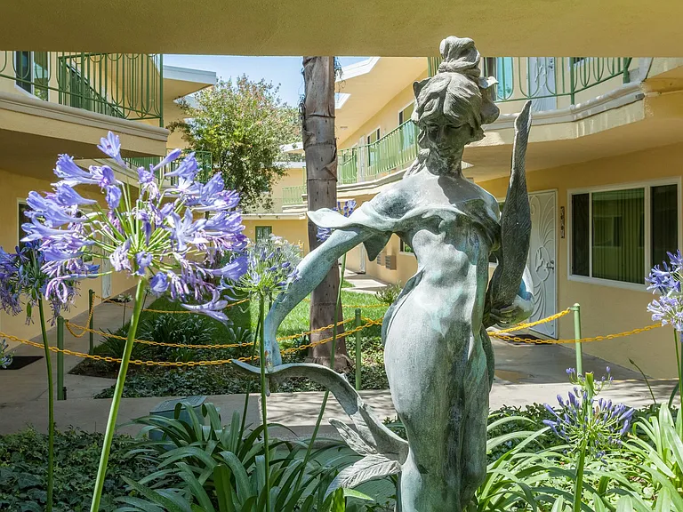 Villa Capri Apartments — Photo 9