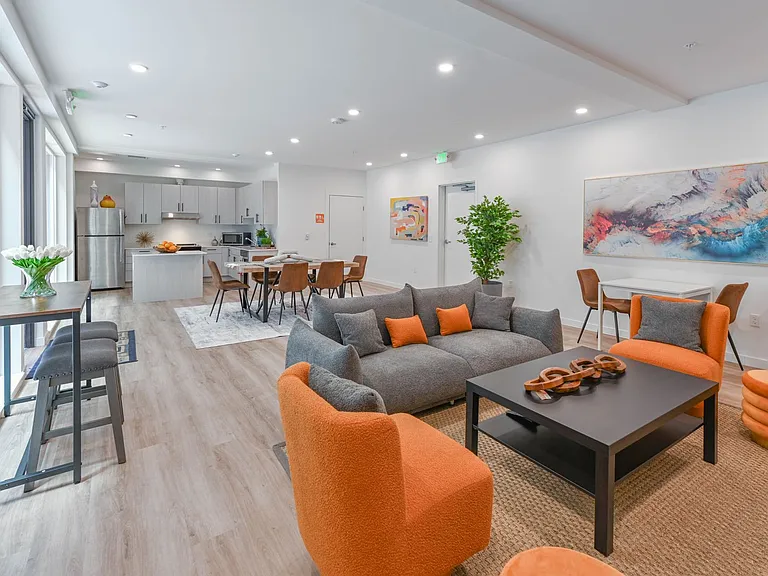Divine Court Apartments — Photo 24