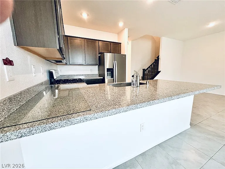 850 Bronzite St — Photo 4