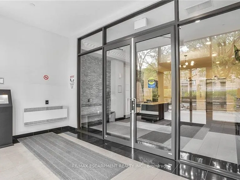 112 King St E #903 — Photo 4