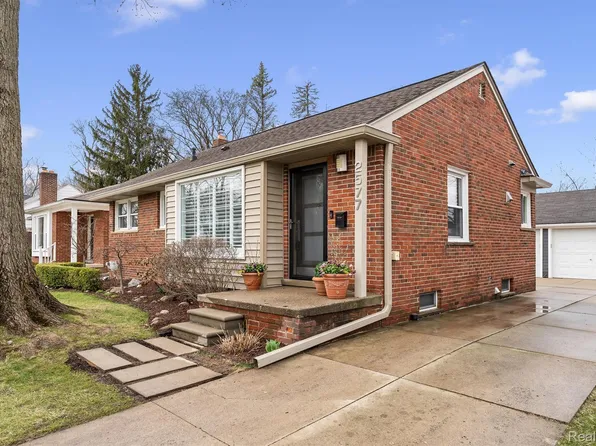 2577 Buckingham Ave, Birmingham, MI 48009