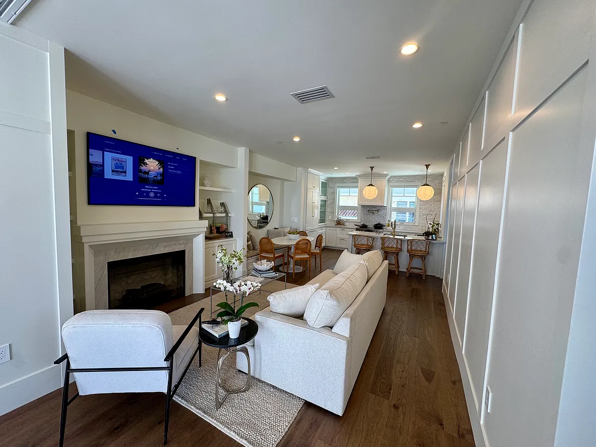 Open concept living area - 760 F Ave