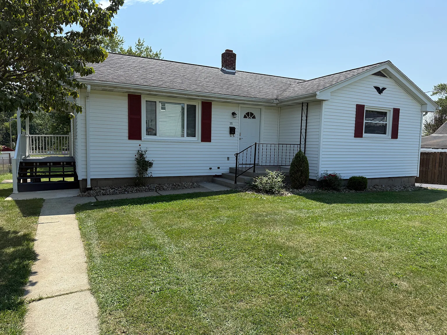 3 bed, 1100 sqft, $1,300 — Photo 3