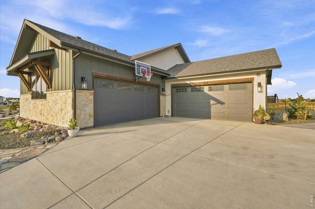 951 Warbling Dr