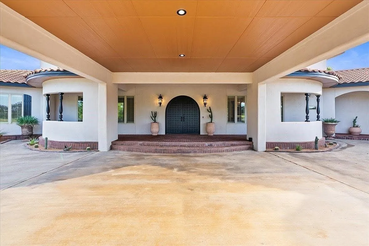 3 bed, 3.5 bath, 6304 sqft, $10,500 — Photo 3