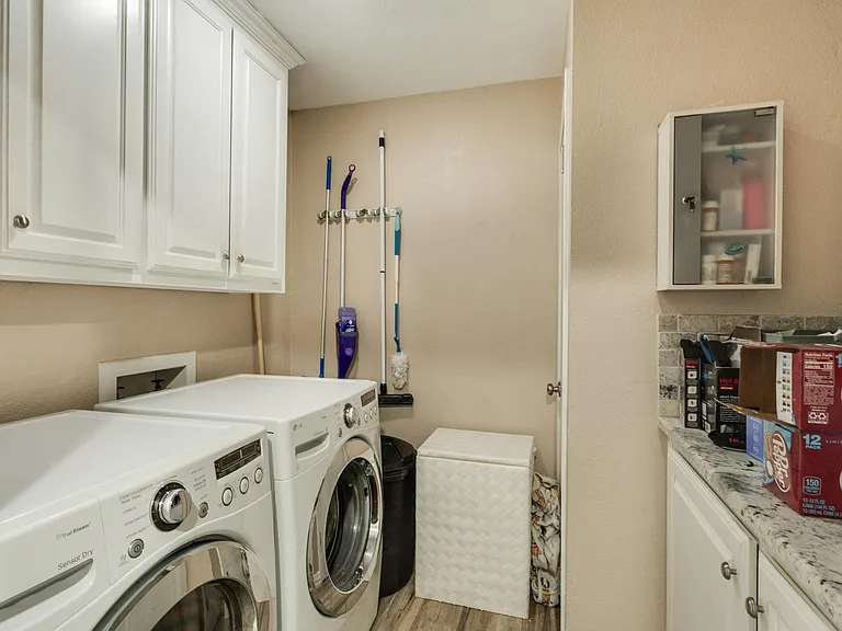 303 Chris Dr — Photo 24