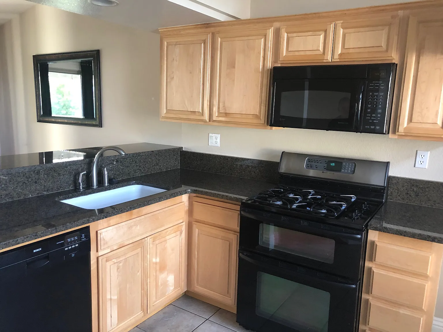 3 bed, 1185 sqft, $3,600 — Photo 4